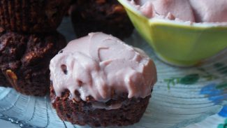 Chocolate Oat Cupcakes with Strawberry Cashew Cream Frosting 